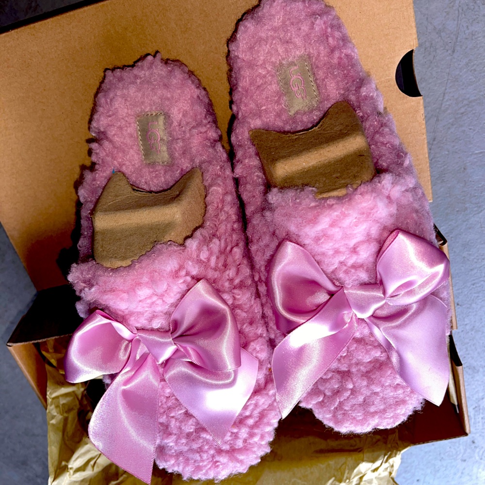 Ugg pink big kids slipper